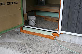 外観・外玄関下部の防蟻処理と気密補強