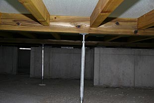 外観・布基礎内部・鋼製束