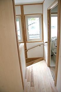 内部・2階 階段と廊下