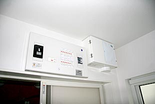 内部・換気装置本体と配電盤