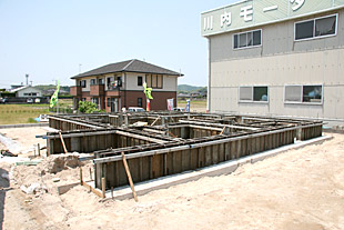 外観・鋼鉄製型枠と基礎成型1