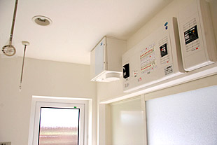 内部・配電盤と換気装置