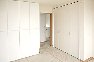 内部・2階 居室クロス張り1