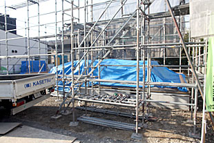 外観・基礎全景と足場組2