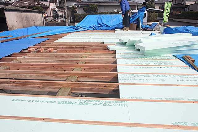外観・落とし込み根太と床断熱1