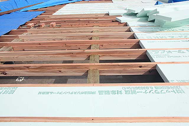 外観・落とし込み根太と床断熱3