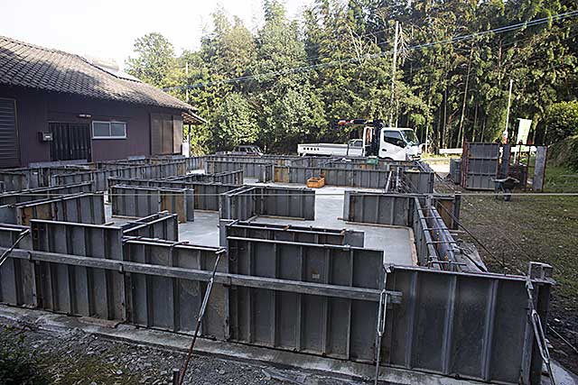 外観・ベタ基礎と鋼製型枠1