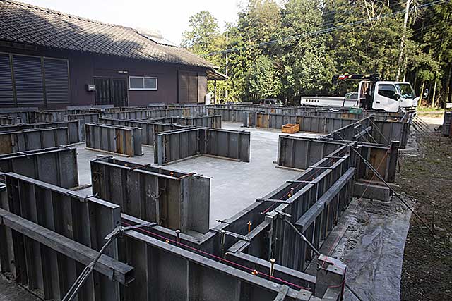 外観・ベタ基礎と鋼製型枠2
