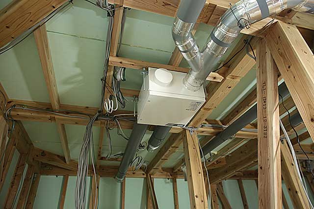 内部・換気装置本体と配管