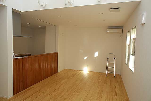 内部・リビングとダイニング