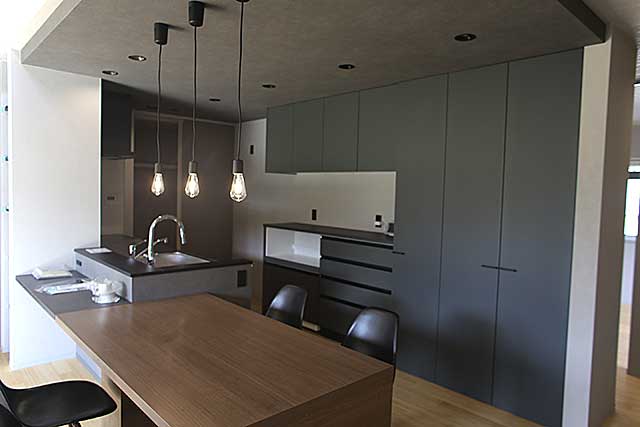 内部・キッチンとダイニング