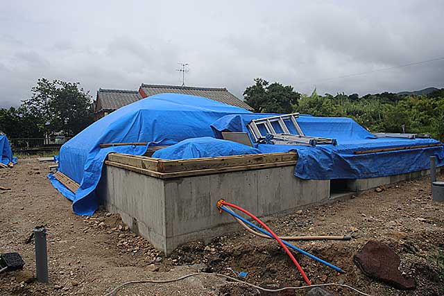 外観・基礎土台と給水管