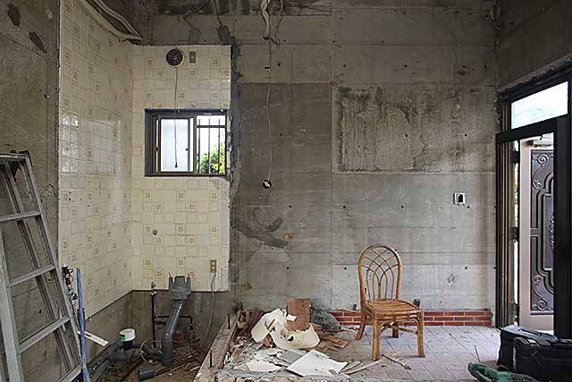 内部・玄関と旧トイレ