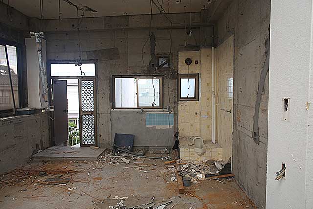 内部・2階 玄関と旧トイレ