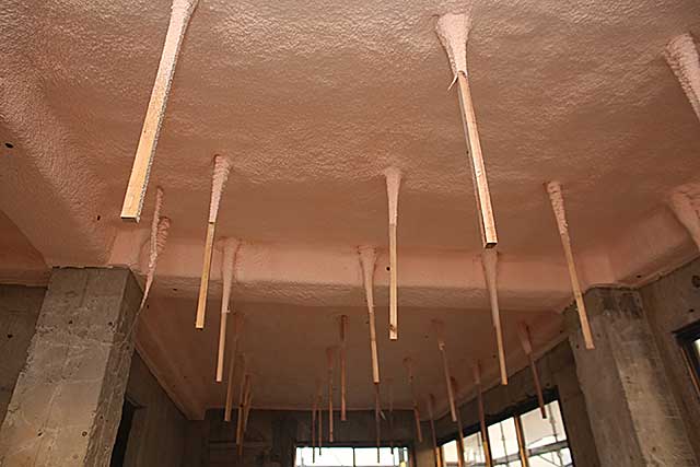 内部・2階 天井吹付断熱1