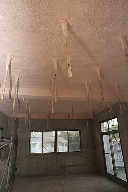 内部・2階 天井吹付断熱3