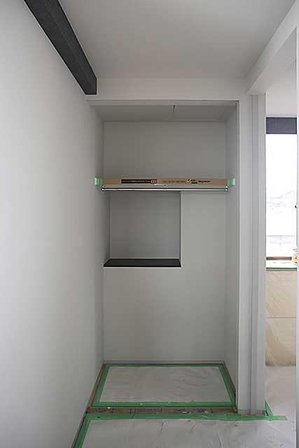 内部・2階 室内収納クロス張り