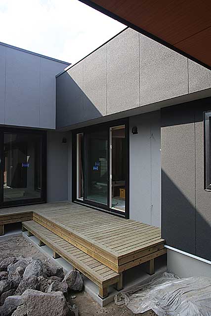 外観・ウッドデッキ2