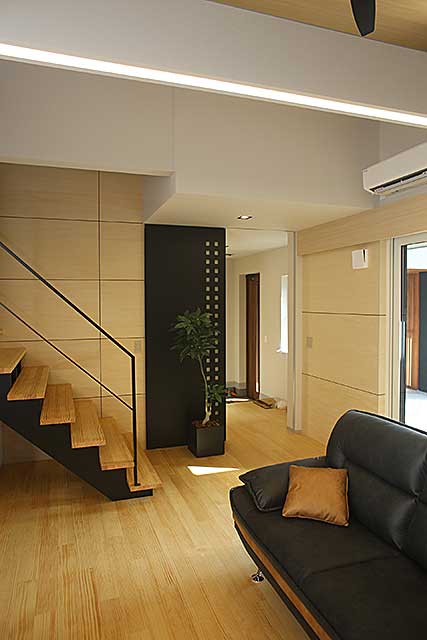 内部・リビングと玄関引き戸2