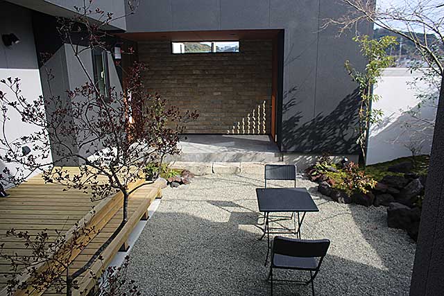 内部・中庭とウッドデッキ2