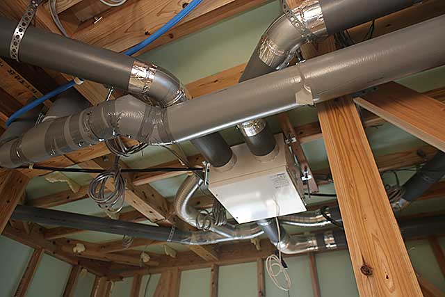 内部・天井換気装置本体と配管