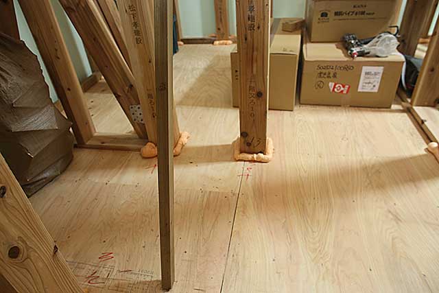 内部・柱下部の気密補強と防蟻処理