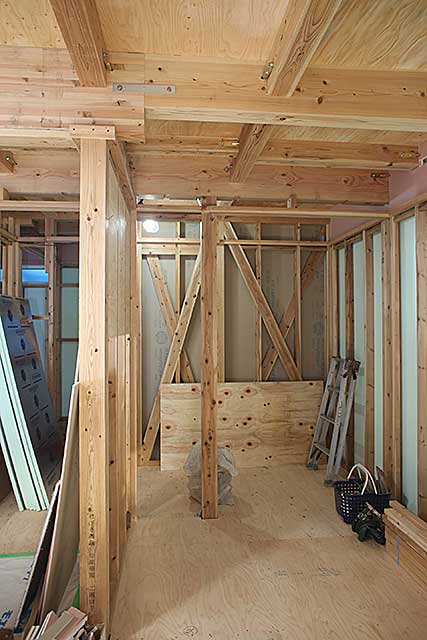 内部・2階 構造躯体と断熱施工1