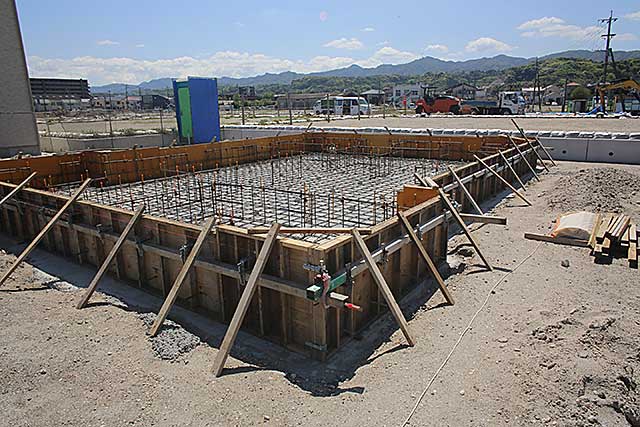 外観・鋼製型枠と耐圧盤基礎
