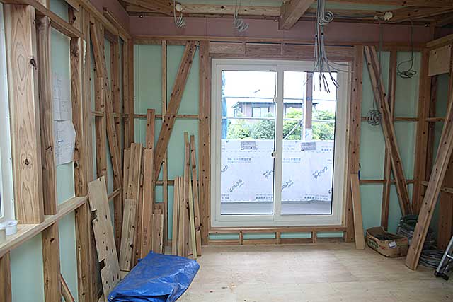 内部・2階 居室断熱施工1